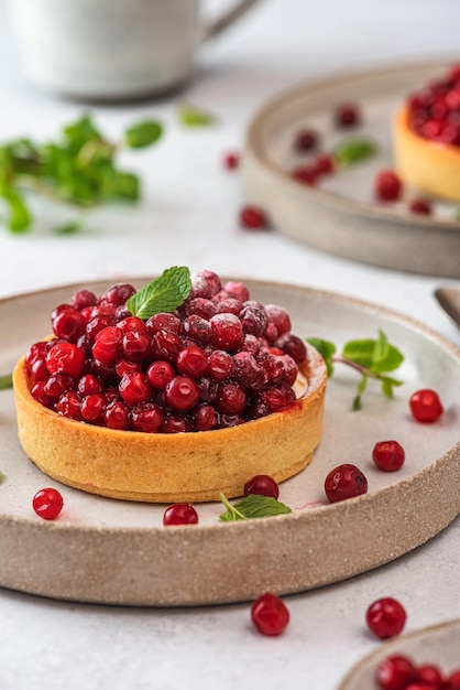 Beerentarte Französische Gebäckkuchen mit Preiselbeerpuderzucker und Minze Leckeres Dessert