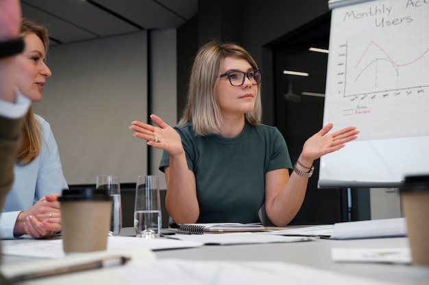 Befähigte Geschäftsfrau, die in der Stadt arbeitet