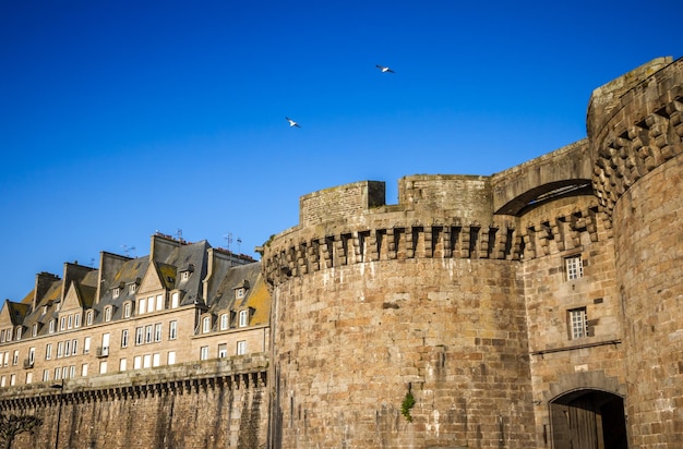 Befestigte Mauern und Stadt SaintMalo Bretagne Frankreich