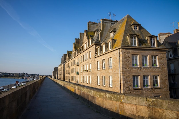 Befestigte Mauern und Stadt SaintMalo Bretagne Frankreich