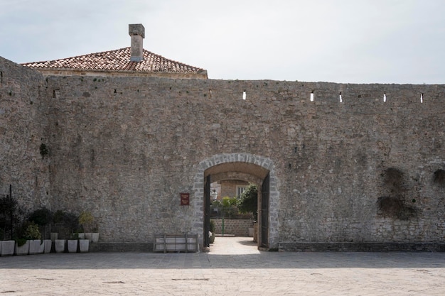 Befestigte Steinmauern der Altstadt von Budva Montenegro