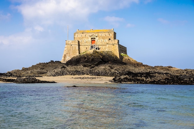 Befestigtes Schloss Fort du Petit Be Strand und Meer SaintMalo Stadt Bretagne Frankreich