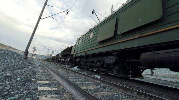 Beförderung von Diesellokomotiven und Eisenbahnwagen, die mit Erzbrüchen für den Kalksteinabbau gefüllt sind