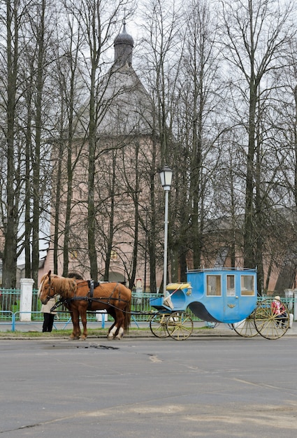 Beförderung vor dem Kloster des Heiligen Euthymius in Susdal, Russland.