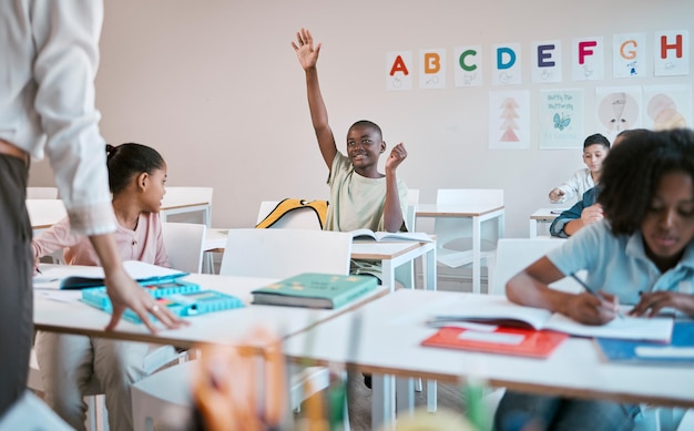 Befragen Sie Schule und Bildung mit einem schwarzen Schüler, der in einem Klassenzimmer erhoben wird, um seinen Lehrer zu fragen oder zu beantworten Kinder fragen und lernen mit einem jungen männlichen Kind in der Klasse, um für Wachstum zu lernen