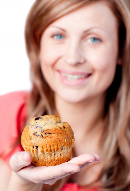 Begeisterte Frau isst ein Muffin