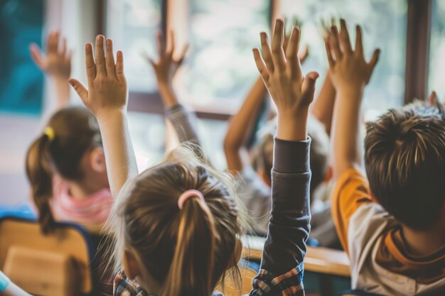 Foto begeisterte junge schüler, die am lernen im unterricht teilnehmen