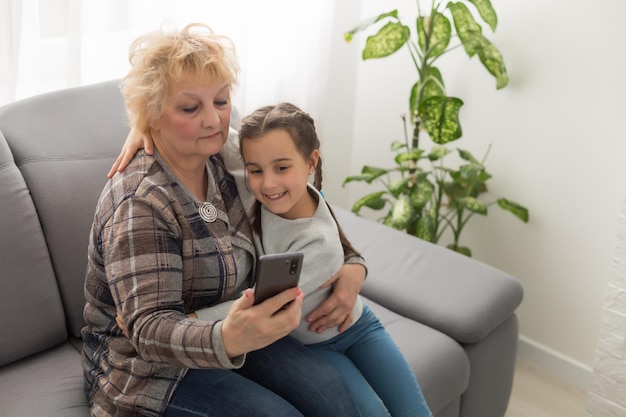 Begeisterte positive Großmutter und Enkelin, die ein Foto macht