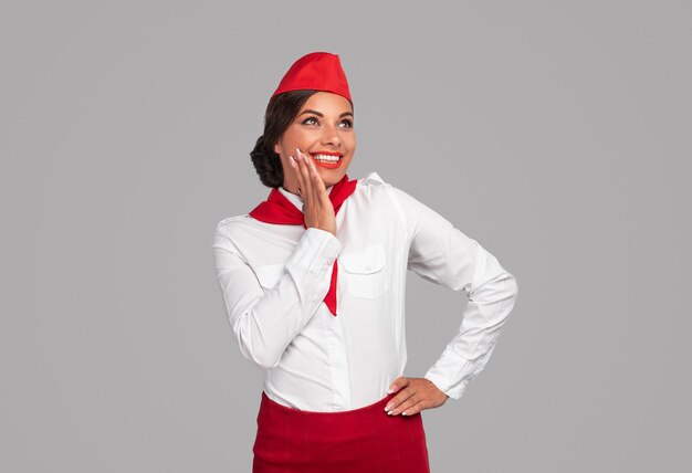 Begeisterte Stewardess, die vom Flug träumt