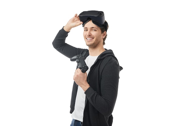 Begeisterter Gamer mit Gamepad und VR-Headset