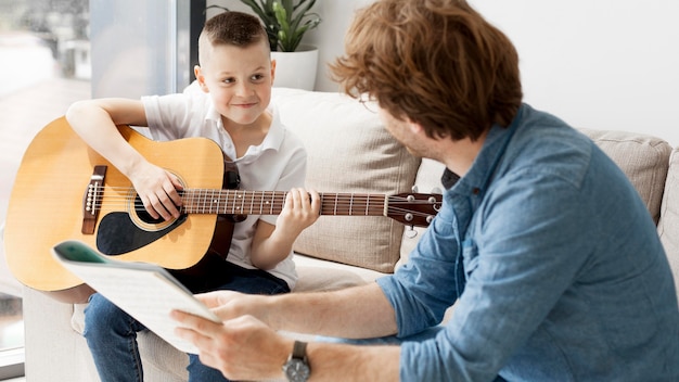 Foto begeistertes kind, das gitarre spielt