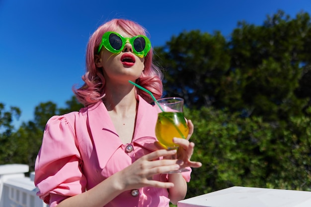 Begeistertes Landschaftsfreizeitrestaurant des jungen Mädchens im Freien Alkohol trinken