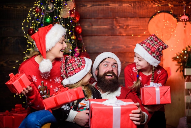 Beginn des neuen Jahres Glückliche Familie feiert Neujahr und Weihnachten Vater und Töchter am Weihnachtstag Mutter und Kinder mit Weihnachtsgeschenken Silvesterparty Frohe Weihnachten Frohes neues Jahr