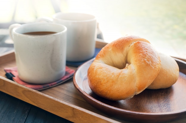 Beginnen Sie den Tag mit frischem hausgemachtem Bagelbrot und heißem Kaffee am Morgen