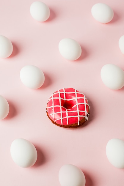 Begriffsosteihintergrund mit rosa Donut auf rosa Pastellhintergrund