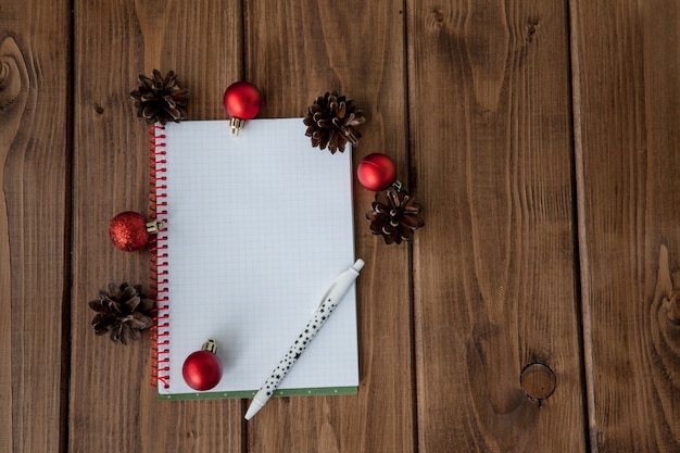 Begriffszusammensetzung auf einem Holztisch mit Notizbuch mit Plänen für das Jahr