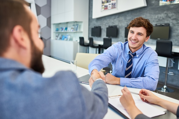 Begrüßung des Geschäftspartners mit Handshake