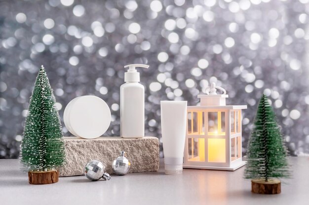 Foto behälter für kosmetika auf dem podium aus stein eine laterne mit einer kerze weihnachtsbäume und ballons auf einem hintergrund von silbernem bokeh