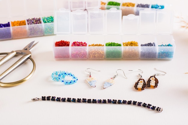 Behälter mit farbigen Perlen und Zubehör zur Herstellung von Schmuck aus Perlen Handarbeit und Handarbeit