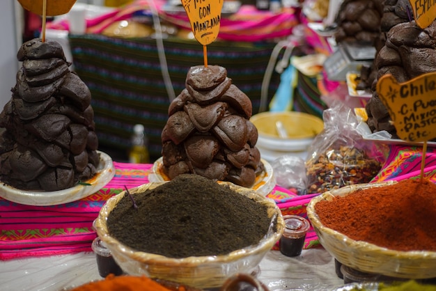 Behälter mit Mandel-Mol-Pulver. Typisch mexikanisches Essen, das auf einem Straßenmarkt verkauft wird.