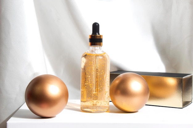 Behälterflaschenprodukt aus goldener Extrakt-Cremelotion, medizinischer Hautpflege-Gesichtsbehandlung, Branding-Mockup-Display auf weißem Hintergrund