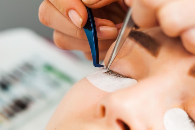 Behandlungsverfahren für die Wimpernpflege Laminierung und Verlängerung der Wimpern Schönheitskonzept