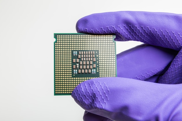 behandschuhte Hand hält eine CPU-Produktion von Zentraleinheiten