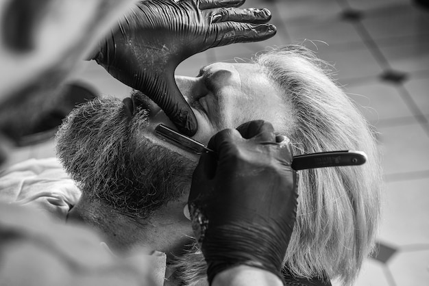 Beherrschte Handwerkskunst durch tägliches Haareschneiden Friseur besuchen Form bewahren Mann im Friseursalon Barbershop-Kunde Bart trimmen Barbershop-Services Perfekter Look Gesichtsbehaarung rasieren