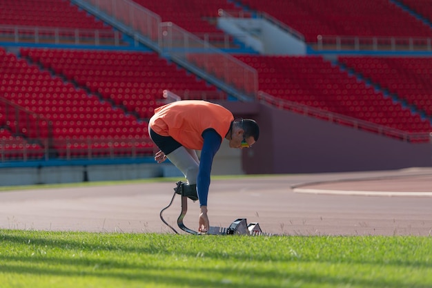 Foto behinderte athleten bereiten sich in startposition vor, um auf der stadionbahn zu laufen