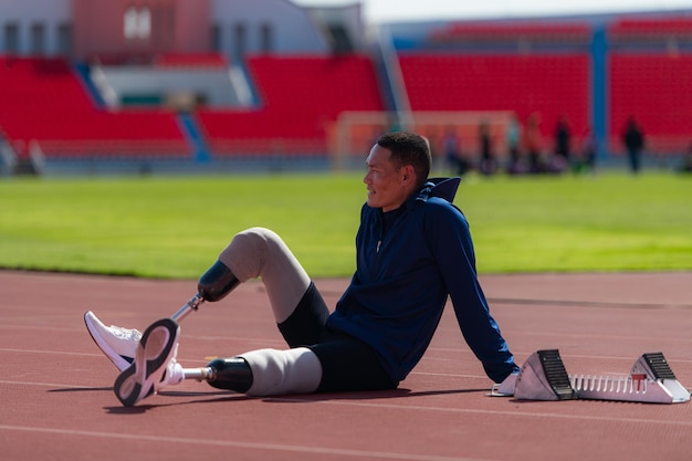 Behinderte Athleten machen eine Pause im Stadion zwischen den Trainingseinheiten