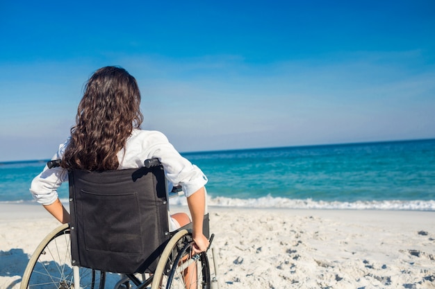 Behinderte Frau, die den Ozean betrachtet