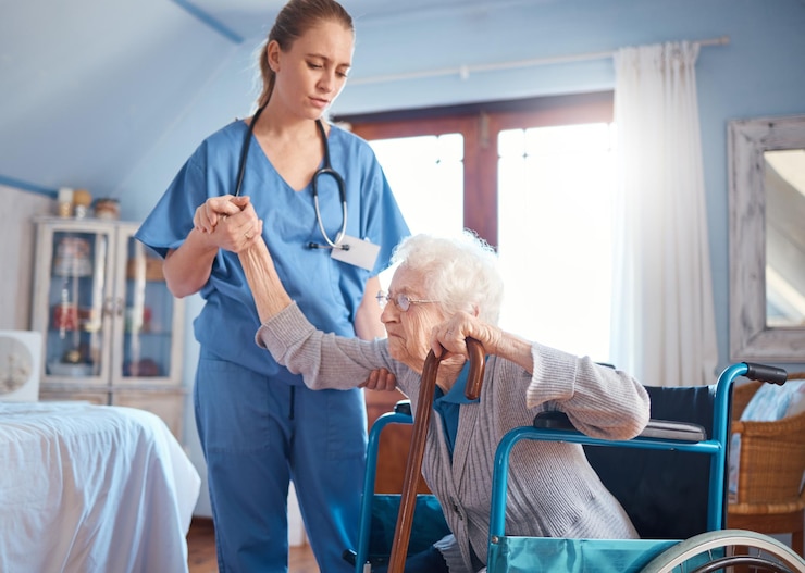Foto behinderte frau im rollstuhl und schlafzimmer mit krankenschwester oder arzt, die im ruhestand oder pflegeheim helfen seniorenpflege behinderte oma und pflegemädchen im gesundheitswesen unterstützung und hilfe aus dem stuhl