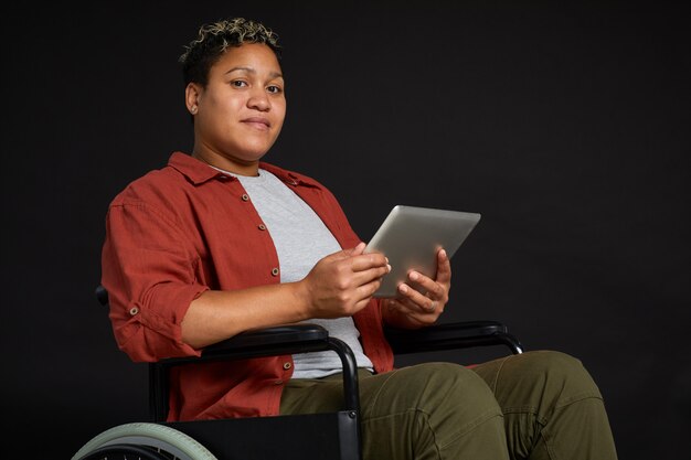 Behinderte Frau mit Tablet-PC