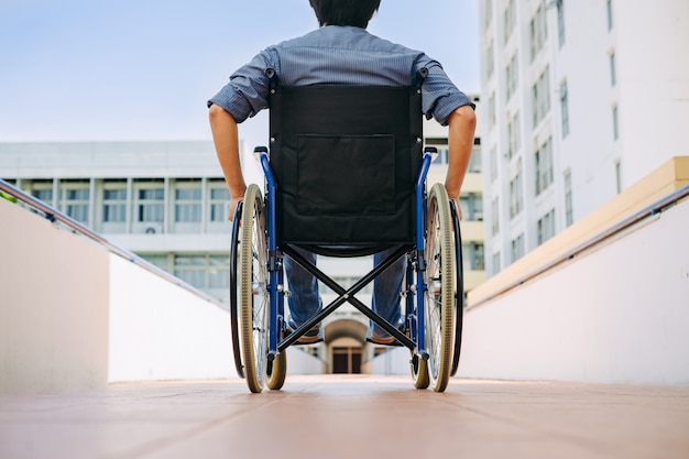 Behinderte oder behinderte Menschen im Rollstuhl