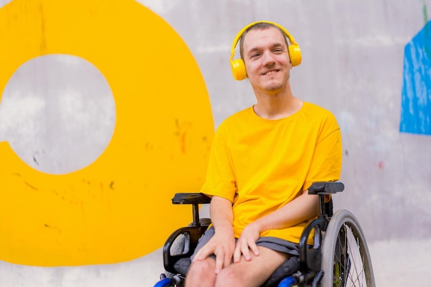 Behinderte person im rollstuhl, die lächelnd musik hört