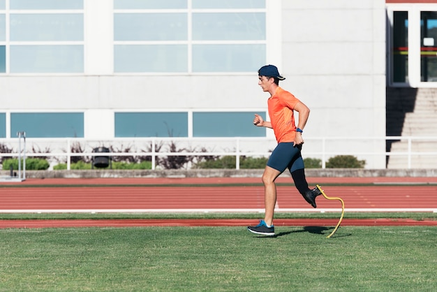 Behinderten-Sportler-Training mit Beinprothese. Behinderten-Sportkonzept