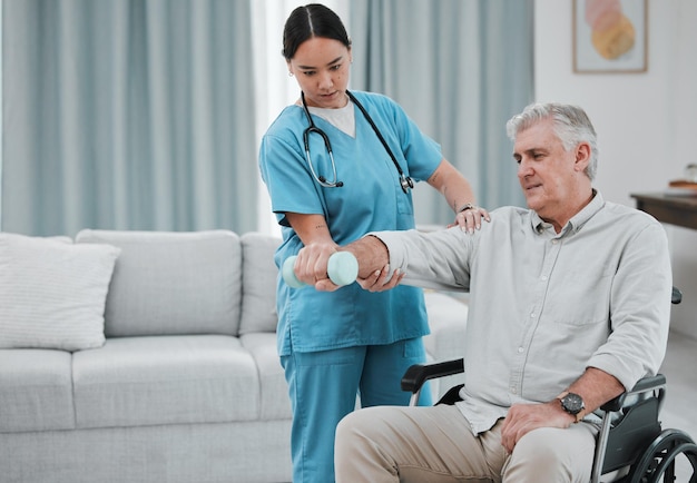 Behindertenpfleger oder alter Mann mit Hantel im rollstuhlbewegten Arm für Muskelkraft in der Rehabilitation Physiotherapie Gesundheitspflege oder Arztberatung behinderter älterer Patient