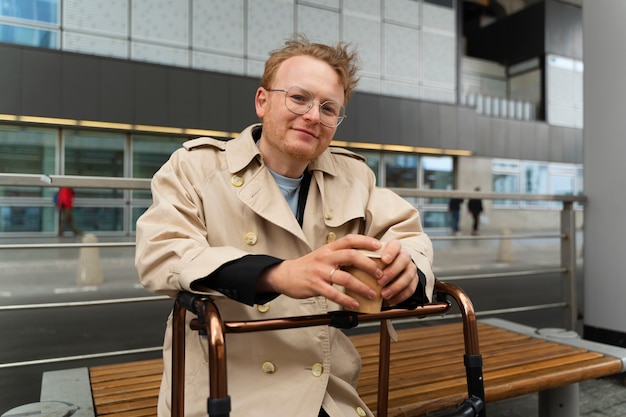 Foto behinderter, der in die stadt reist