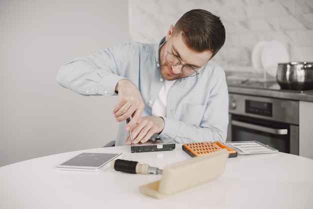 Behinderter Mann im Rollstuhl wie Reparatur. Zu Hause bleiben, Hobbys.