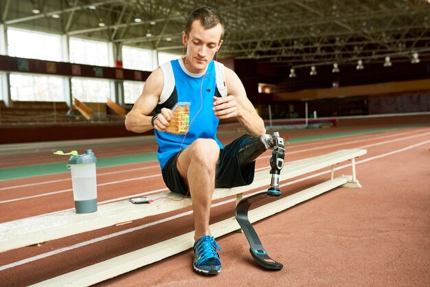 Behinderter Sportler, der Pause vom Training macht