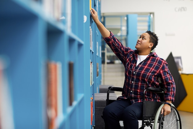 Behinderter Student in der Bibliothek