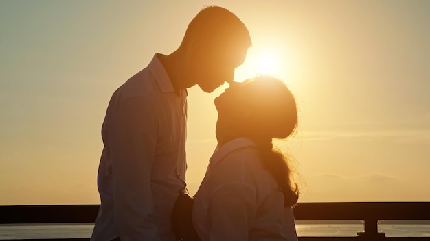 Behindertes Paar genießt die gemeinsame Zeit bei Sonnenuntergang