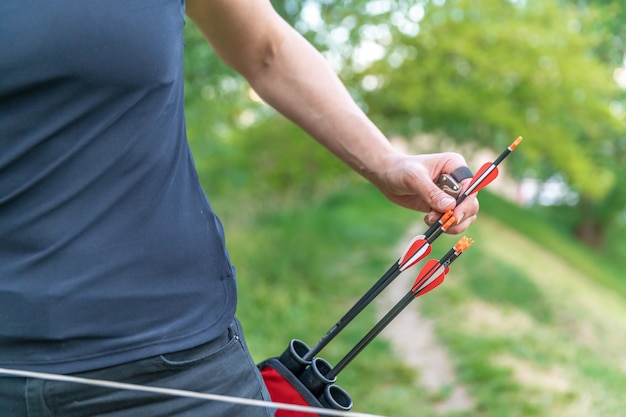 Bei bogenschießen einen pfeil aus dem holster ziehen