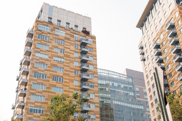 Bei dem im Bau befindlichen Gebäude handelt es sich um ein einstöckiges Gebäude mit Balkon.