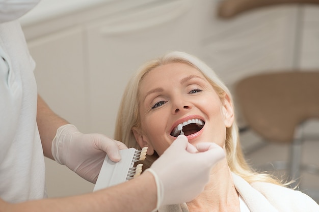 Bei den Zahnärzten. Ein blonder Patient bei einer Zahnbehandlung bei den Ärzten