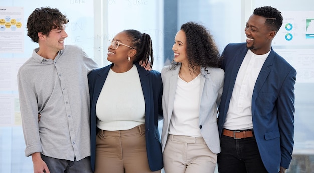 Bei der Zusammenarbeit kommen wir uns alle sehr nahe Aufnahme einer Gruppe von Geschäftsleuten, die mit verschränkten Armen in einem Büro stehen