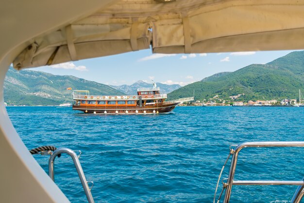 Bei schönem Wetter spazieren Touristen auf Yachten entlang der Boka-Kotorska-Bucht.