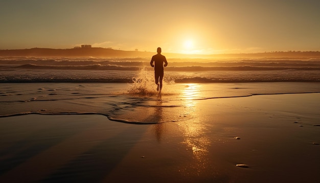 Bei Sonnenuntergang am Strand spazieren gehen Person, die am Strand spazieren geht, am Strand spazieren geht