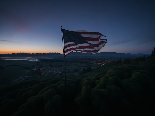 Bei Sonnenuntergang weht eine Flagge in der Luft.