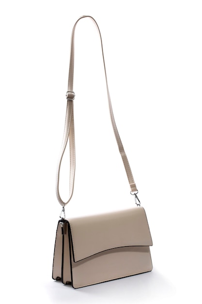 Beige Damenhandtasche auf weißem Hintergrund